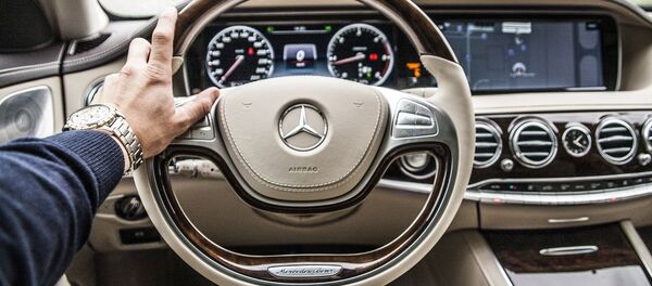 Logo de Mercedes-Benz sobre un volante - Sputnik Mundo