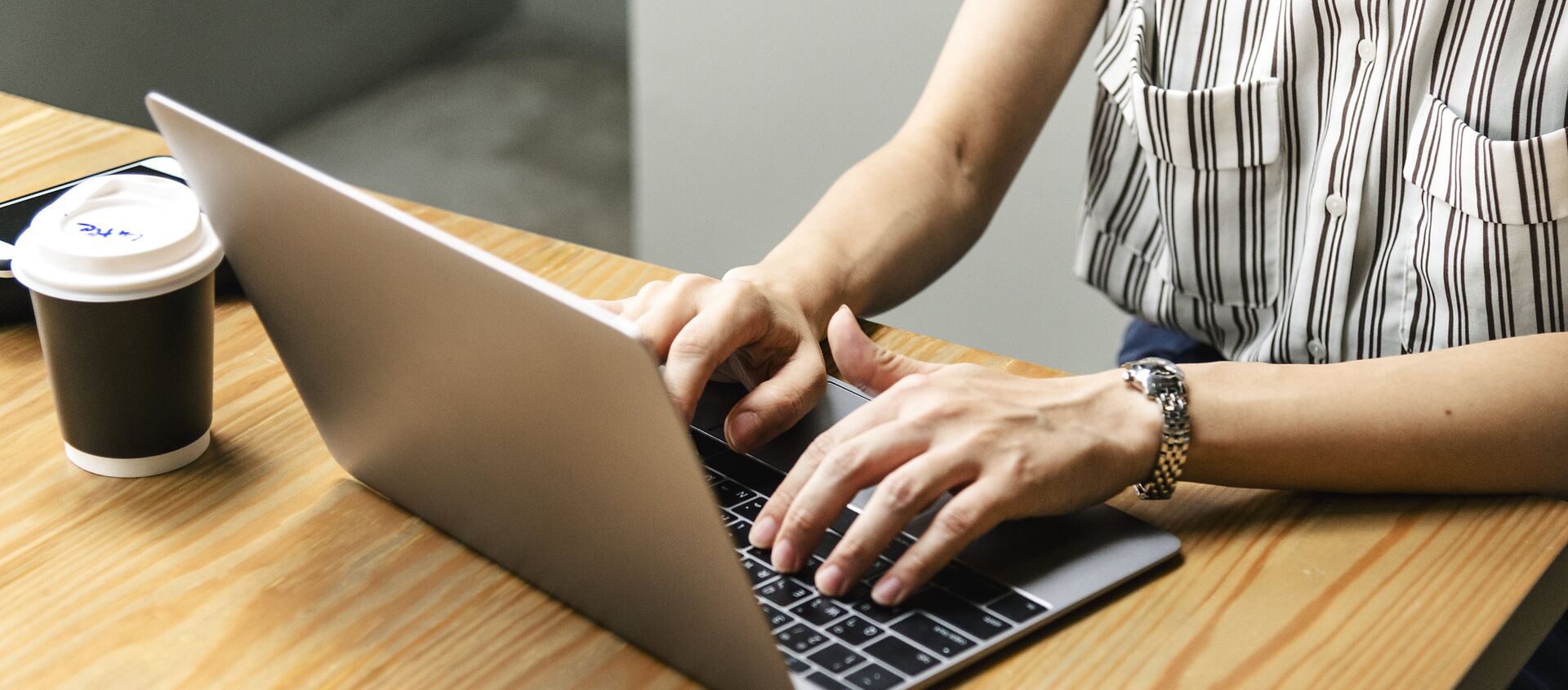 Una persona usa un ordenador - Sputnik Mundo, 1920, 29.07.2020