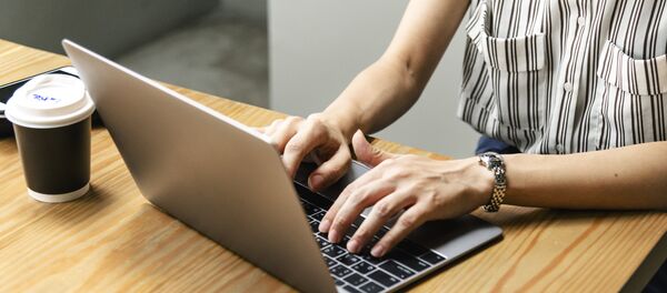 Una persona usa un ordenador Una persona usa un ordenador - Sputnik Mundo