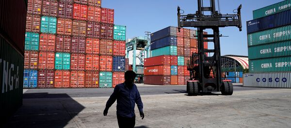 Contenedores en un puerto chino Contenedores en un puerto chino - Sputnik Mundo