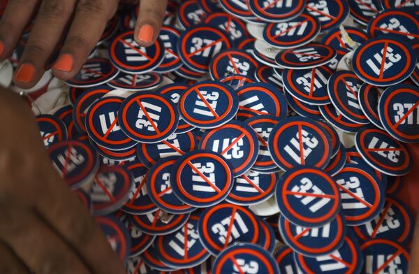 Las chapas con el número 377 rayado que representa la anulación de la llamada Sección 377 Las chapas con el número 377 rayado que representa la anulación de la llamada Sección 377 - Sputnik Mundo