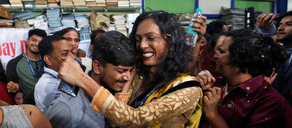 Los miembros de la comunidad LGBT en la India tras la legalización de las relaciones homosexuales consentidas - Sputnik Mundo