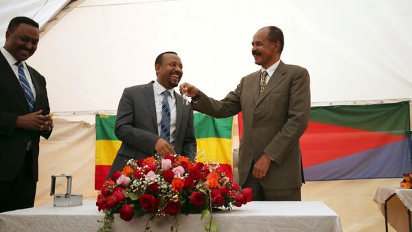 Isaias Afwerki, el presidente de Eritrea, recibe las llaves de Abiy Ahmed, el primer ministro de Etiopía, durante la ceremonia de inauguración de la embajada (archivo) Isaias Afwerki, el presidente de Eritrea, recibe las llaves de Abiy Ahmed, el primer ministro de Etiopía, durante la ceremonia de inauguración de la embajada (archivo) - Sputnik Mundo