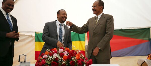 Isaias Afwerki, el presidente de Eritrea, recibe las llaves de Abiy Ahmed, el primer ministro de Etiopía, durante la ceremonia de inauguración de la embajada (archivo) Isaias Afwerki, el presidente de Eritrea, recibe las llaves de Abiy Ahmed, el primer ministro de Etiopía, durante la ceremonia de inauguración de la embajada (archivo) - Sputnik Mundo