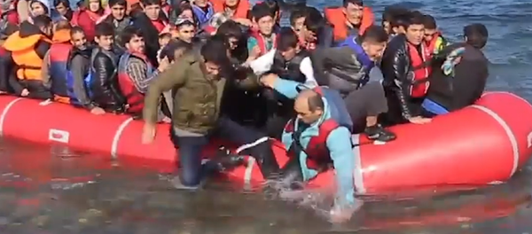 Así se agolpan los inmigrantes en las playas de Europa - Sputnik Mundo