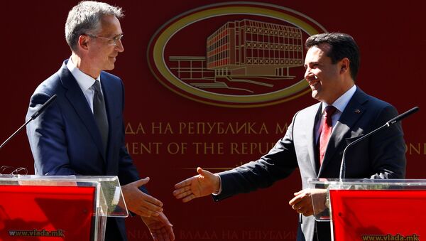 Jens Stoltenberg, el secretario general de la OTAN y Gjorge Ivanov, el presidente de Macedonia - Sputnik Mundo