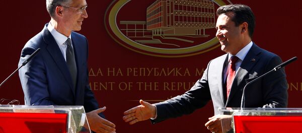 Jens Stoltenberg, el secretario general de la OTAN y Gjorge Ivanov, el presidente de Macedonia - Sputnik Mundo