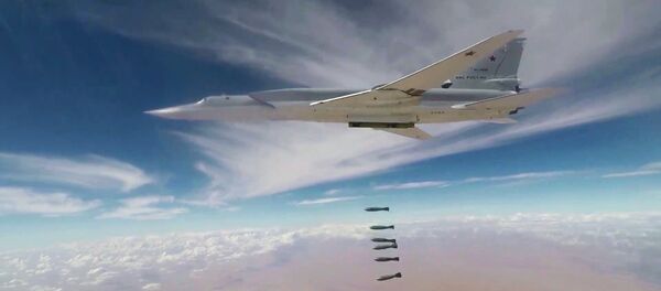 Un bombardero ruso lanza las bombas contra las posiciones de los terroristas en Siria - Sputnik Mundo