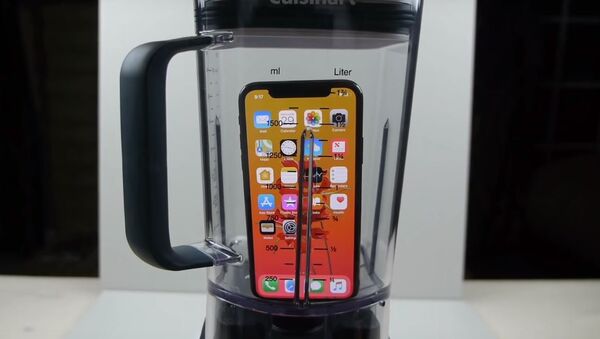 iPhone en una batidora - Sputnik Mundo