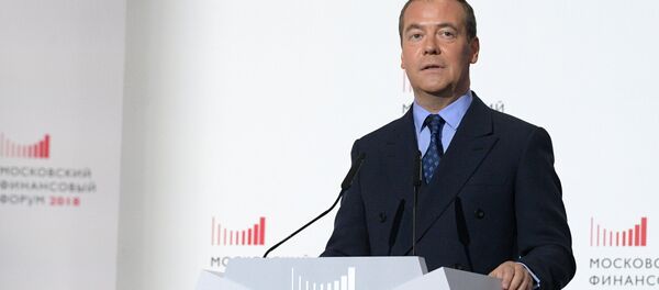 Dmitri Medvédev, primer ministro ruso, durante su discurso en el Foro Financiero de Moscú - Sputnik Mundo