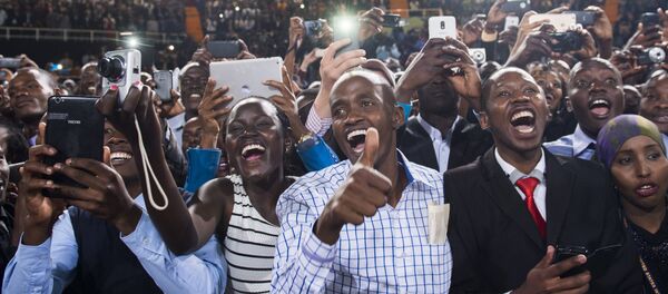 Los habitantes de Nairobi, Kenia, con dispositivos electrónicos (archivo) - Sputnik Mundo