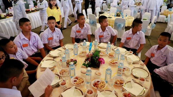 Los niños rescatados de una cueva en la cena - Sputnik Mundo