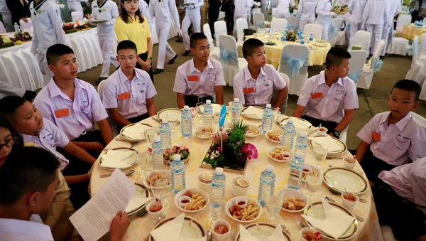 Los niños rescatados de una cueva en la cena - Sputnik Mundo
