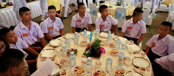 Los niños rescatados de una cueva en la cena - Sputnik Mundo