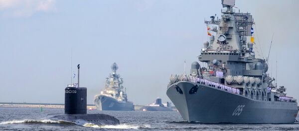 El crucero de misiles Piotr Veliki y el submarino Kolpino de la Armada rusa - Sputnik Mundo
