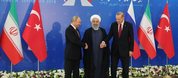 Vladímir Putin, el presidente de Rusia, Hasán Rohaní, el presidente de Irán, y Recep Tayyip Erdogan, el presidente de Turquía - Sputnik Mundo