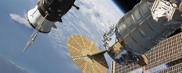 La nave rusa Russian Soyuz MS-09 (izda.) y Cygnus de Northrop Grumman (ex Orbital ATK) acoplados a la EEI - Sputnik Mundo
