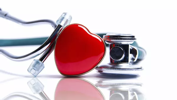 Un fonendoscopio y una figurita de corazón