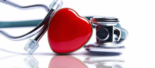 Un fonendoscopio y una figurita de corazón - Sputnik Mundo