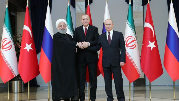 Vladímir Putin, el presidente de Rusia, Hasán Rohaní, el presidente de Irán, y Recep Tayyip Erdogan, el presidente de Turquía - Sputnik Mundo