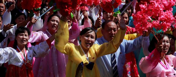 Los norcoreanos celebran el 70 aniversario de la RPDC Los norcoreanos celebran el 70 aniversario de la RPDC - Sputnik Mundo