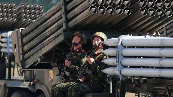 Militares norcoreanos durante en el desfile militar celebrado en Pyongyang con ocasión del 70 aniversario del país - Sputnik Mundo