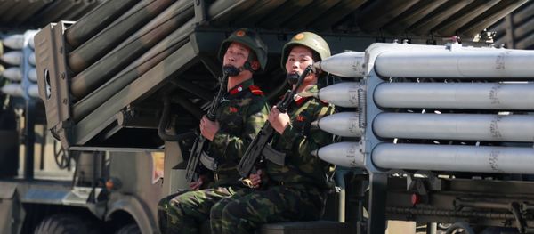 Militares norcoreanos durante en el desfile militar celebrado en Pyongyang con ocasión del 70 aniversario del país Militares norcoreanos durante en el desfile militar celebrado en Pyongyang con ocasión del 70 aniversario del país - Sputnik Mundo