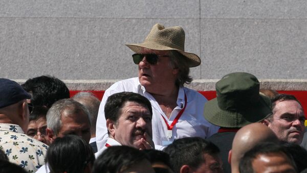 Gérard Depardieu, actor francés, en el desfile militar en Corea del Norte dedicado al 70º aniversario del país - Sputnik Mundo