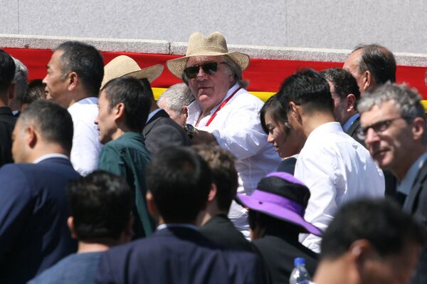 Gérard Depardieu, actor francés, en el desfile militar en Corea del Norte dedicado al 70º aniversario del país - Sputnik Mundo