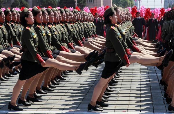 El desfile militar celebrado en Pyongyang con ocasión del 70 aniversario del país - Sputnik Mundo