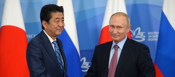 Shinzo Abe, primer ministro de Japón, y Vladímir Putin, presidente de Rusia - Sputnik Mundo