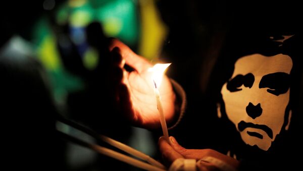 Un partidario del candidato brasileño ultraderechista Jair Bolsonaro - Sputnik Mundo