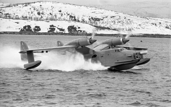 Avión anfibio soviético Beriev Be-12 durante maniobras militares en 1970 - Sputnik Mundo