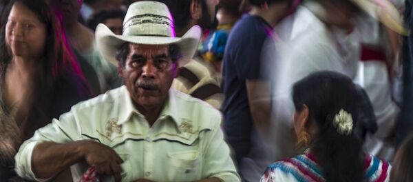 Una pareja de adultos mayores baila en la tarima durante el Son para Milo 2018 - Sputnik Mundo