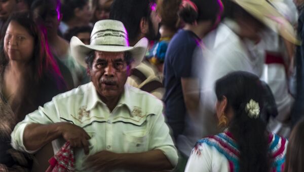 Una pareja de adultos mayores baila en la tarima durante el Son para Milo 2018 - Sputnik Mundo