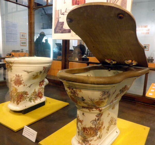 Bidet e inodoro de porcelana antigua  - Sputnik Mundo