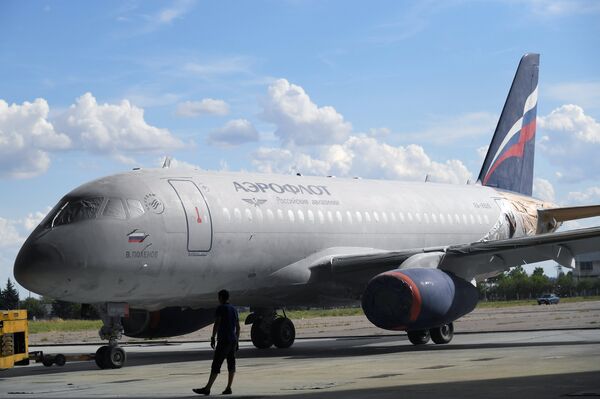 El avión Sukhoi SuperJet 100 en aerolínea Aeroflot - Sputnik Mundo