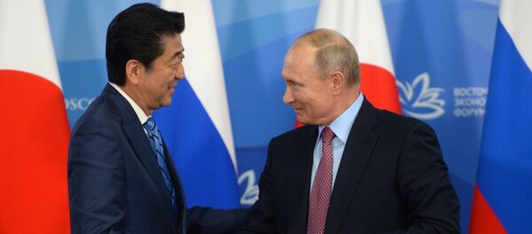 Shinzo Abe, primer ministro de Japón, y Vladímir Putin, presidente de Rusia - Sputnik Mundo