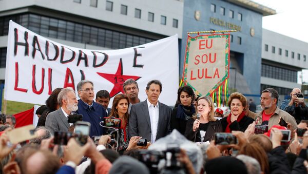 Candidato presidencial brasileño Fernando Haddad y  presidenta del PT Gleisi Hoffmann en Curitiba - Sputnik Mundo