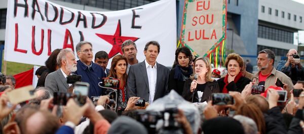Candidato presidencial brasileño Fernando Haddad y  presidenta del PT Gleisi Hoffmann en Curitiba - Sputnik Mundo