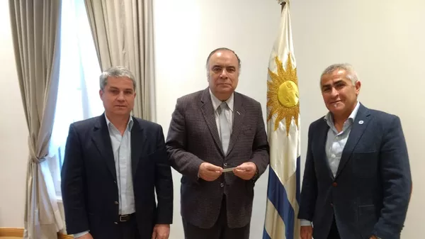 Ernesto Alonso, secretario de Derechos Humanos del Centro de ExCombatientes Islas Malvinas de La Plata, con el embajador uruguayo en Argentina, Héctor Lescano. - Sputnik Mundo