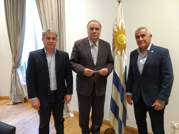 Ernesto Alonso, secretario de Derechos Humanos del Centro de ExCombatientes Islas Malvinas de La Plata, con el embajador uruguayo en Argentina, Héctor Lescano. - Sputnik Mundo