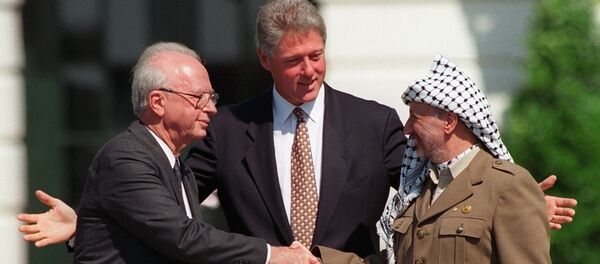 El primer ministro israelí, Yitzhak Rabin, y el líder palestino Yaser Arafat sellan los Acuerdos de Oslo en la Casa Blanca El primer ministro israelí, Yitzhak Rabin, y el líder palestino Yaser Arafat sellan los Acuerdos de Oslo en la Casa Blanca - Sputnik Mundo