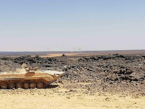 Un vehículo blindado del Ejército Árabe Sirio - Sputnik Mundo