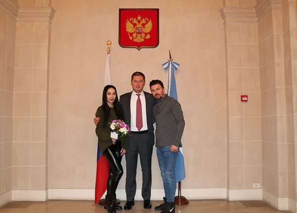El pasado 23 de agosto el embajador recibió a los ganadores del Mundial de tango argentino, Dmitry Vásin y Sagdiana Hamzina, después de presenciar el espectáculo en Luna Park. El pasado 23 de agosto el embajador recibió a los ganadores del Mundial de tango argentino, Dmitry Vásin y Sagdiana Hamzina, después de presenciar el espectáculo en Luna Park. - Sputnik Mundo
