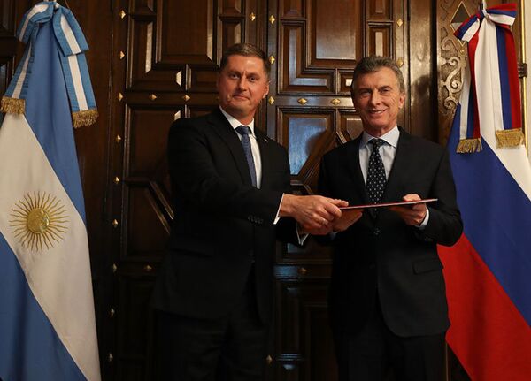 El 21 de agosto el embajador Dmitry Feoktistov entregó las cartas credenciales al presidente Mauricio Macri El 21 de agosto el embajador Dmitry Feoktistov entregó las cartas credenciales al presidente Mauricio Macri - Sputnik Mundo