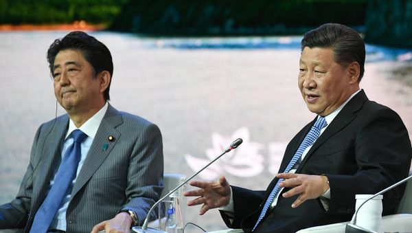 El primer ministro japonés, Shinzo Abe y el presidente chino, Xi Jinping, en el Foro Económico Oriental 2018 El primer ministro japonés, Shinzo Abe y el presidente chino, Xi Jinping, en el Foro Económico Oriental 2018 - Sputnik Mundo