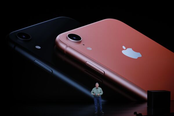 Philip W. Schiller, vicepresidente de marketing de Apple presenta los nuevos diseños de iPhone - Sputnik Mundo