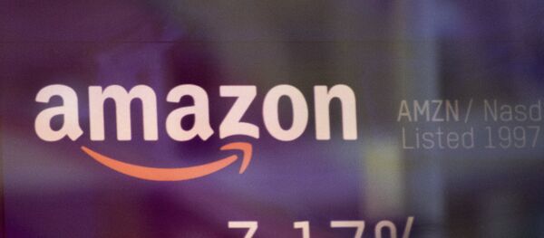El logo de Amazon en una pantalla de la bolsa NASDAQ El logo de Amazon en una pantalla de la bolsa NASDAQ - Sputnik Mundo