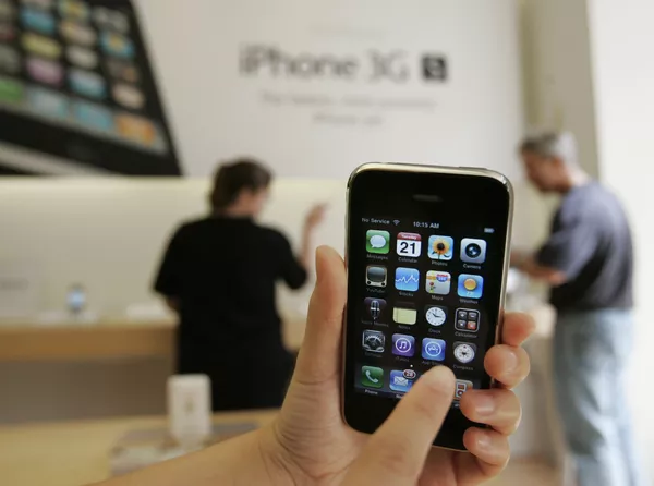 Un cliente muestra un iPhone 3GS de Apple en una tienda Apple en Palo Alto, California en 2009. Un cliente muestra un iPhone 3GS de Apple en una tienda Apple en Palo Alto, California en 2009. - Sputnik Mundo